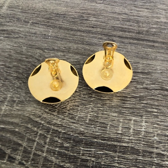 Vtg Gold Embossed Dome Clip On Earrings - Picture 7 of 10
